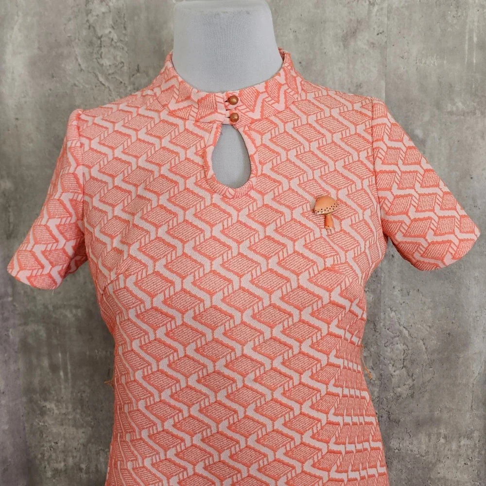 Vintage 60s Mod Peach Geometric Double Knit Shift Dress Mushroom Pin Mod GoGo - Picture 2 of 12